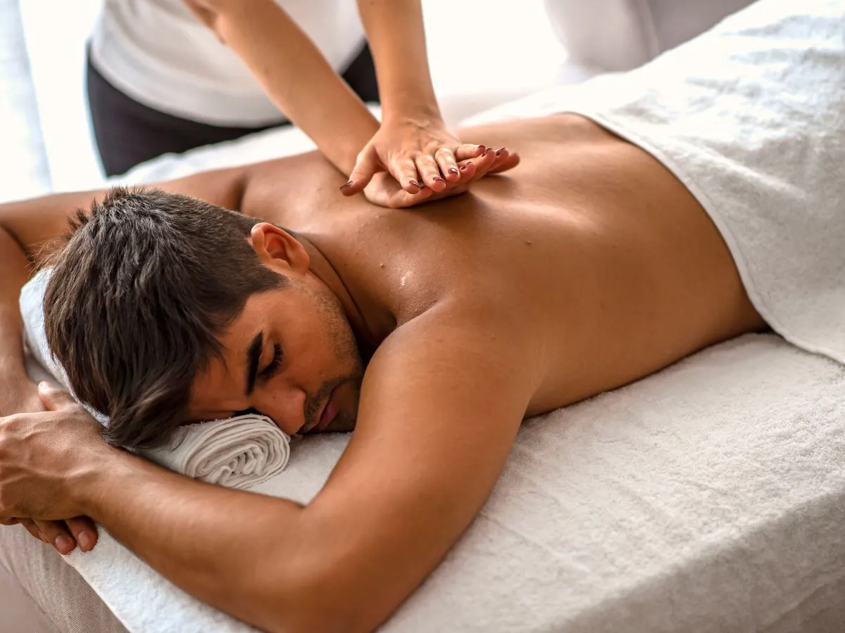 Foto-día-de-spa-para-categoría-web-_1_ masaje hombre espalda dia del padre